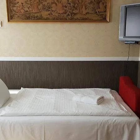 Kitti Panzio Gazde/Camere de închiriat *